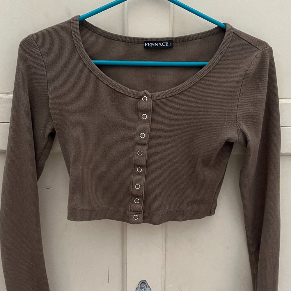 Green cropped long sleeve shirt